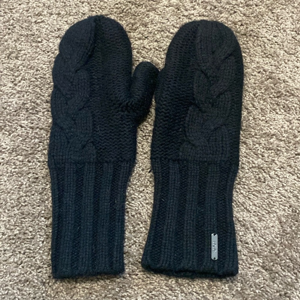 Lole cable knit mittens